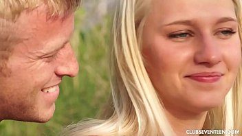 Adora partidele erotice si romantice aceasta femeie blonda slabuta