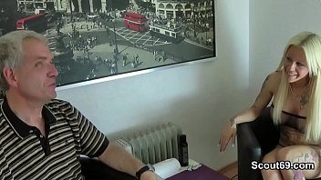 Acest mosneag stabileste o partida de sex cu o escorta blonda de 40 de ani