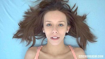 Are ochii albastri aceasta tanara slaba si foarte sexy