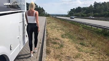 Face autostopul aceasta curva blonda perversa cu tocuri in picioare