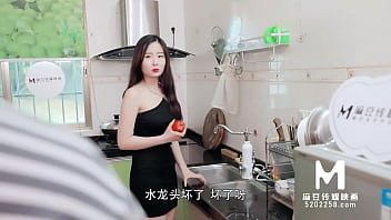 Frumoasa bruneta cu floci la pizda este sexy si are chef sa suga pula
