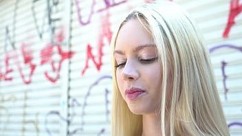 Aceasta femeie blonda face cele mai tari si mai profesionale filme porno