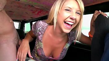 Ia la ocazie o blonda sexy si tanara un tip cu o dubita