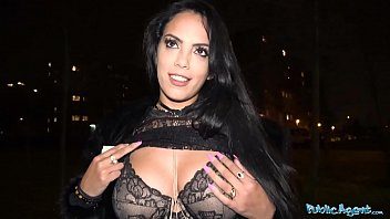 Este o prostituata de lux aceasta bruneta frumoasa si sexy