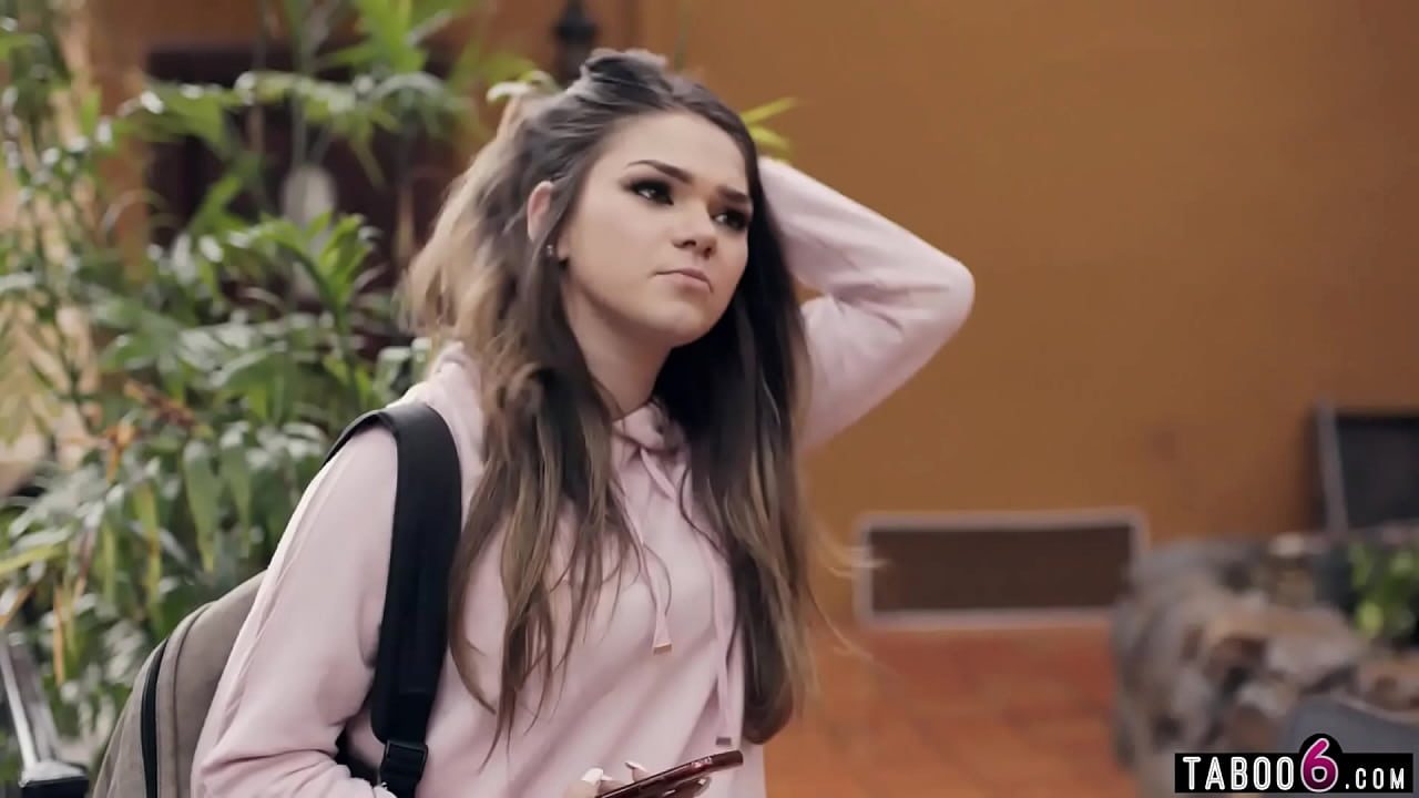 Sexy si tanara este aceasta fata epilata la pizda care trebuie sa se dezbrace