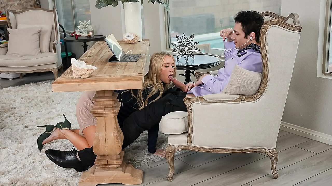 Ii place ca secretara lui sa ii indeplineasca toate poftele erotice